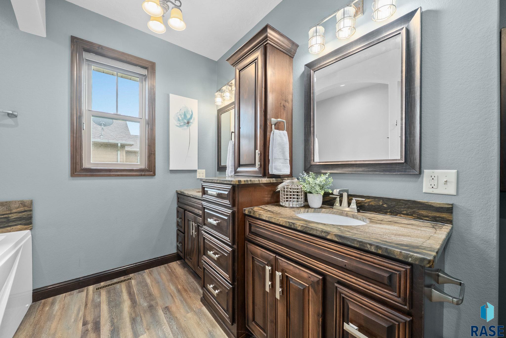 Sioux Falls, South Dakota 57108, United States, 5 Bedrooms Bedrooms, ,3 BathroomsBathrooms,Residential,Active,229236