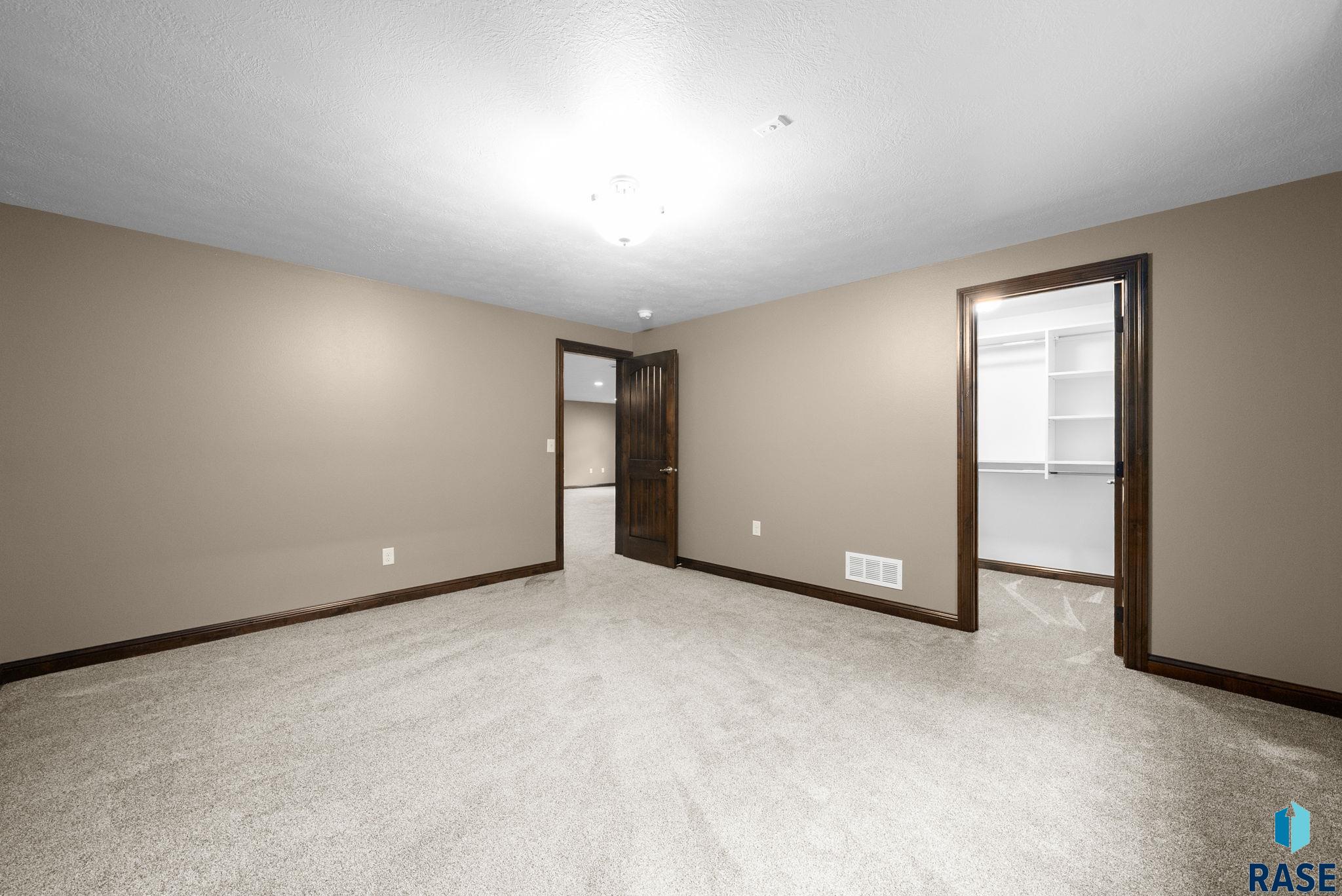 Sioux Falls, South Dakota 57108, United States, 5 Bedrooms Bedrooms, ,3 BathroomsBathrooms,Residential,Active,229236