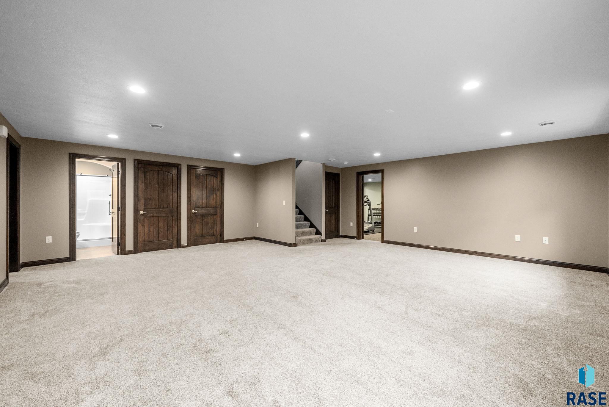 Sioux Falls, South Dakota 57108, United States, 5 Bedrooms Bedrooms, ,3 BathroomsBathrooms,Residential,Active,229236