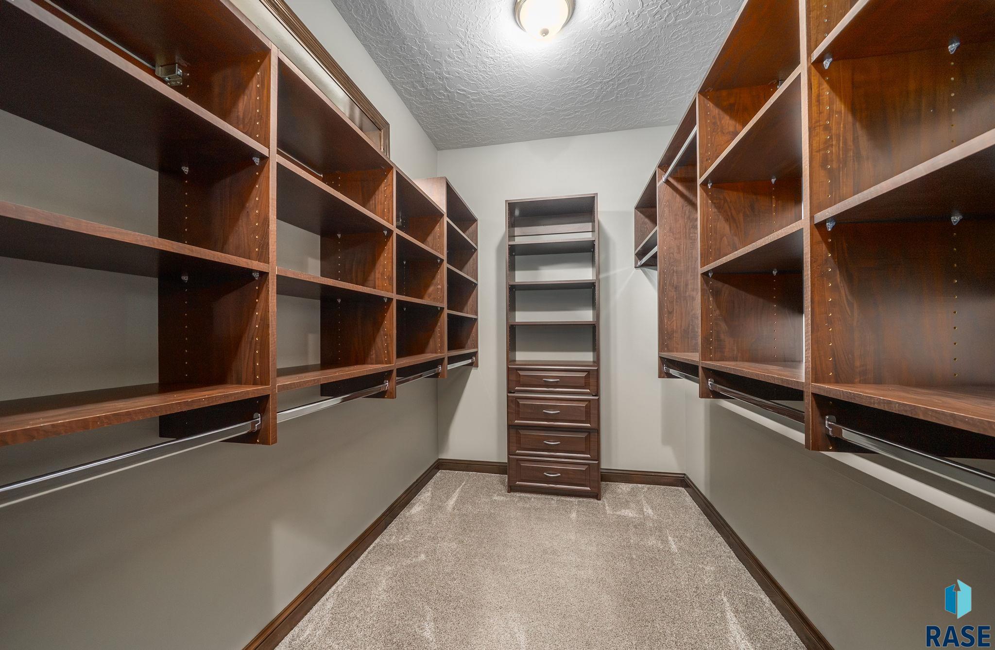 Sioux Falls, South Dakota 57108, United States, 5 Bedrooms Bedrooms, ,3 BathroomsBathrooms,Residential,Active,229236