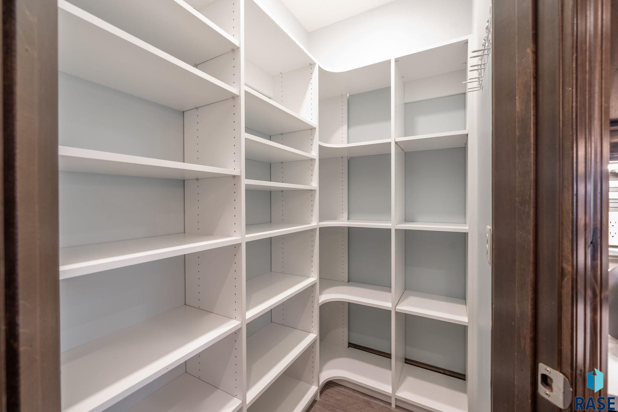 Sioux Falls, South Dakota 57108, United States, 5 Bedrooms Bedrooms, ,3 BathroomsBathrooms,Residential,Active,229236