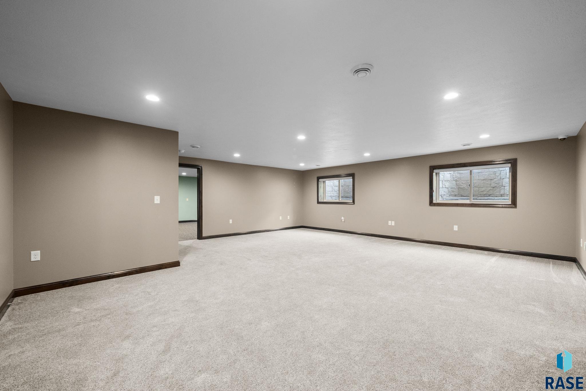 Sioux Falls, South Dakota 57108, United States, 5 Bedrooms Bedrooms, ,3 BathroomsBathrooms,Residential,Active,229236