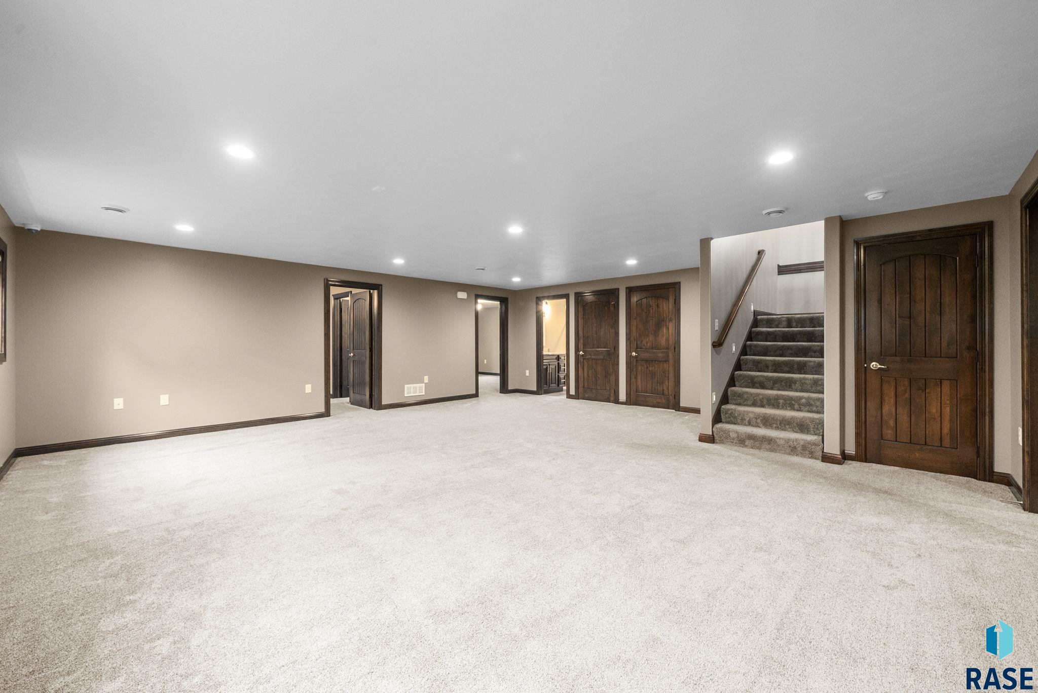 Sioux Falls, South Dakota 57108, United States, 5 Bedrooms Bedrooms, ,3 BathroomsBathrooms,Residential,Active,229236