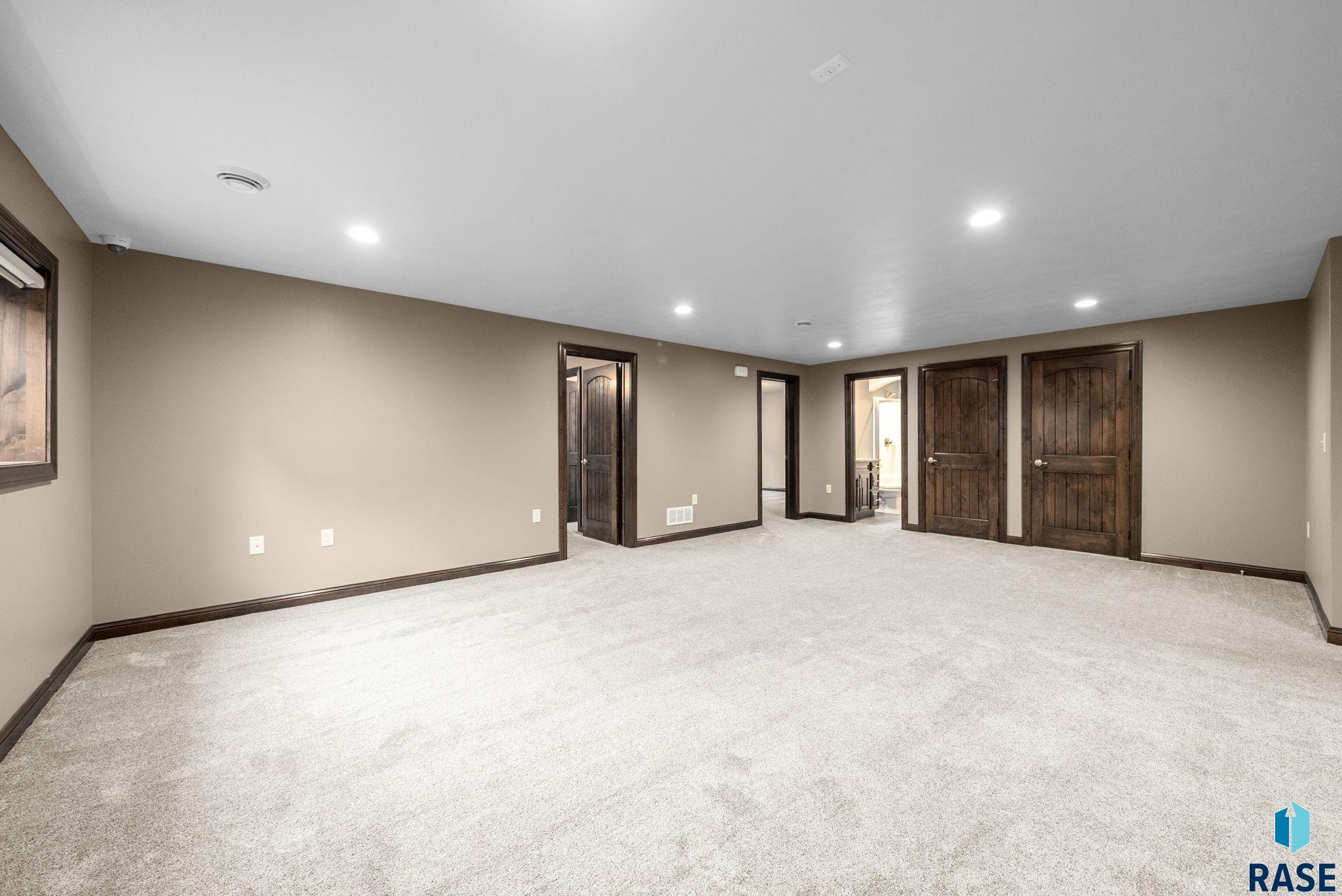 Sioux Falls, South Dakota 57108, United States, 5 Bedrooms Bedrooms, ,3 BathroomsBathrooms,Residential,Active,229236