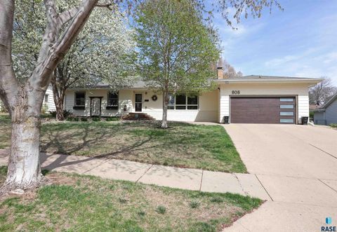 Photo of 808 E 35th St, Sioux Falls, SD 57105 (MLS # 22602890)