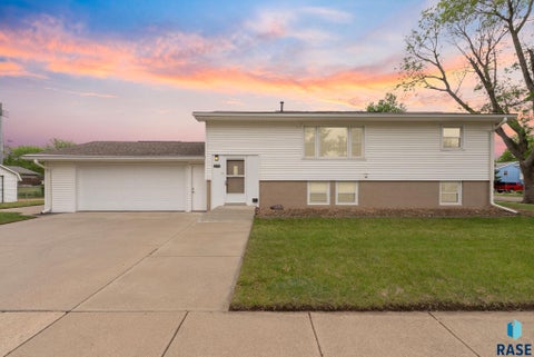 Homes For Sale - 2709 W Brookings Street<br/> Minnehaha County, Sioux Falls, SD 57104