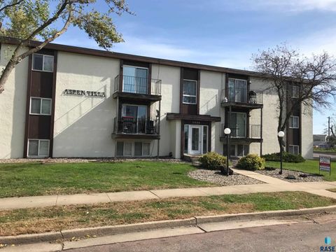 Photo of 3900 S Hawthorne Ave, Sioux Falls, SD 57105 (MLS # 22600771)