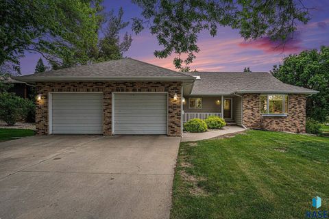 Photo of 1024 N Josephine Ave, Madison, SD 57042 (MLS # 22602635)
