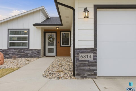 Homes For Sale - 6814 W 5th Street<br/> Sioux Falls, SD 57107