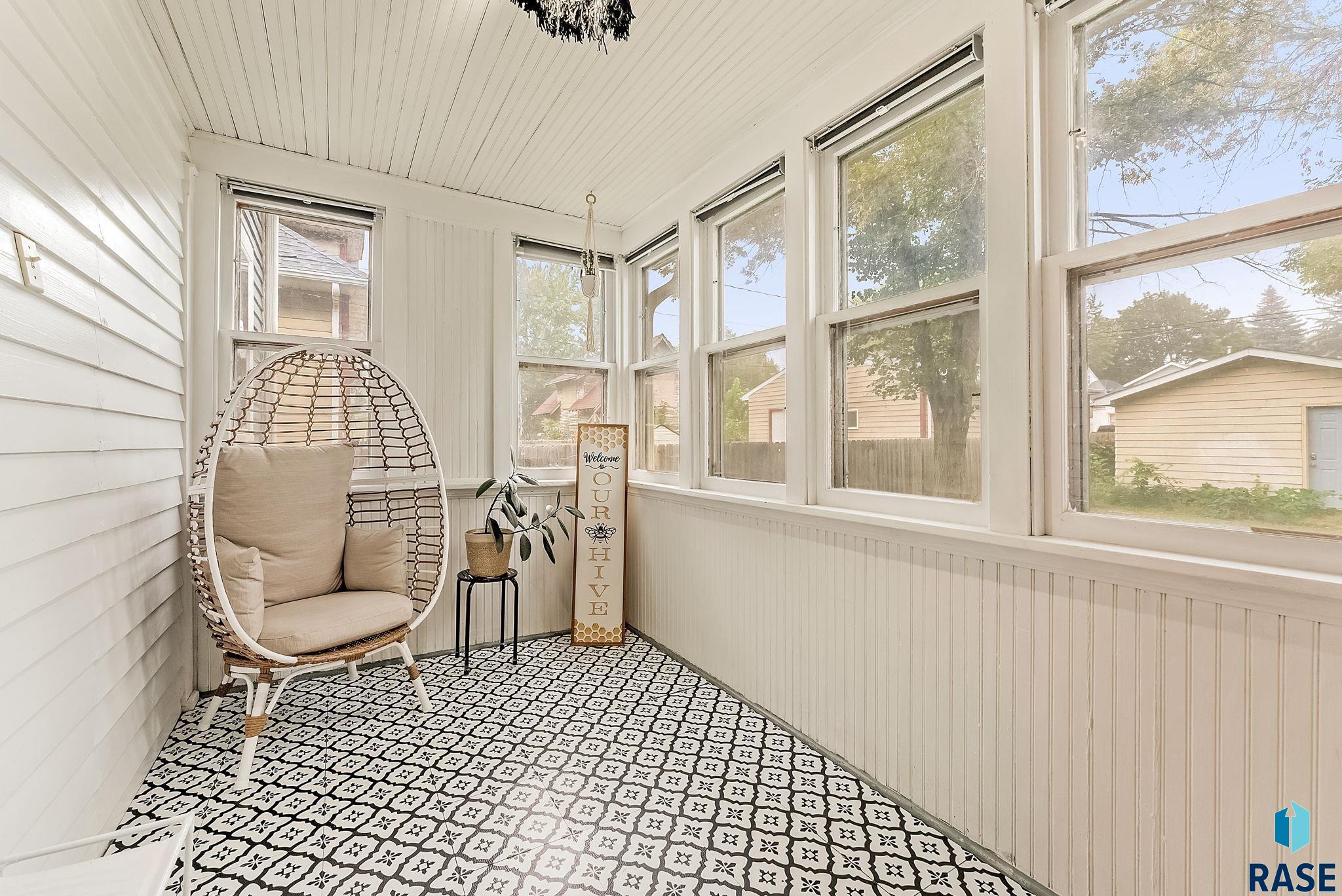 Sioux Falls, South Dakota 57103, United States, 3 Bedrooms Bedrooms, ,2 BathroomsBathrooms,Residential,Active,242402