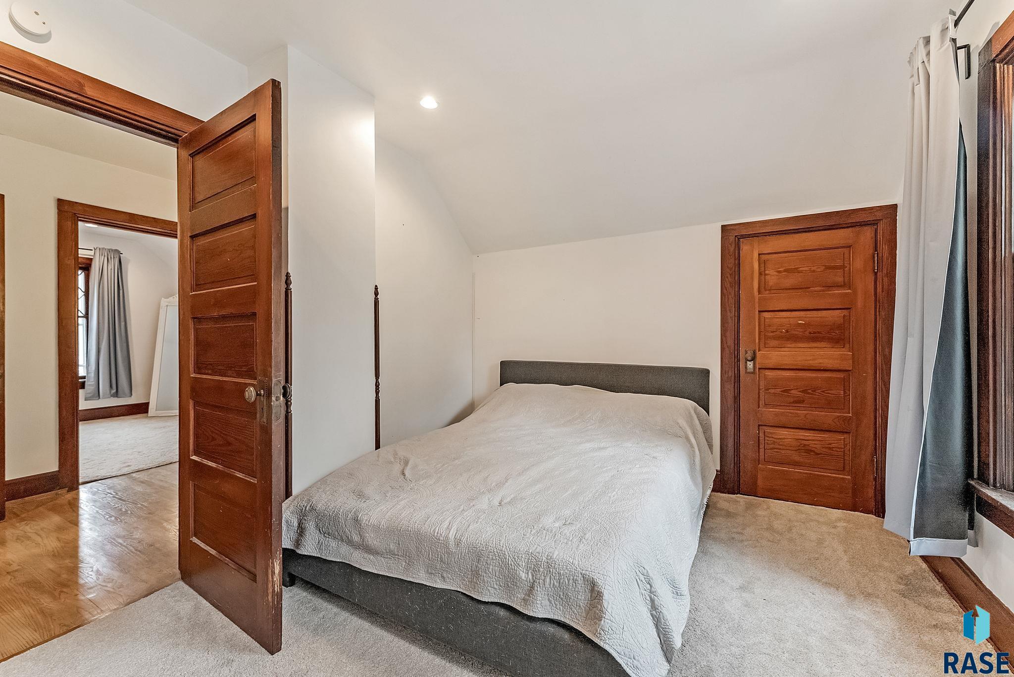 Sioux Falls, South Dakota 57103, United States, 3 Bedrooms Bedrooms, ,2 BathroomsBathrooms,Residential,Active,242402