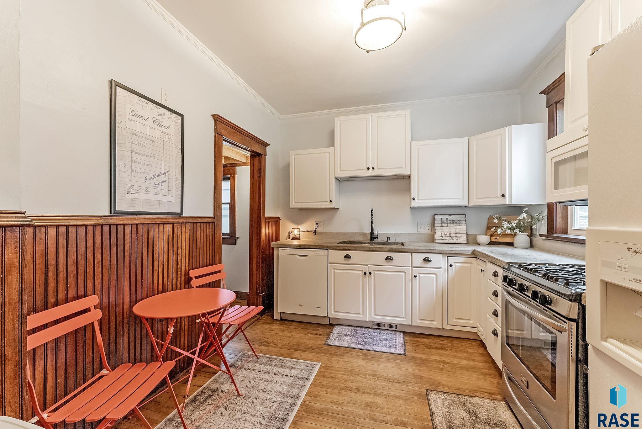 Sioux Falls, South Dakota 57103, United States, 3 Bedrooms Bedrooms, ,2 BathroomsBathrooms,Residential,Active,242402