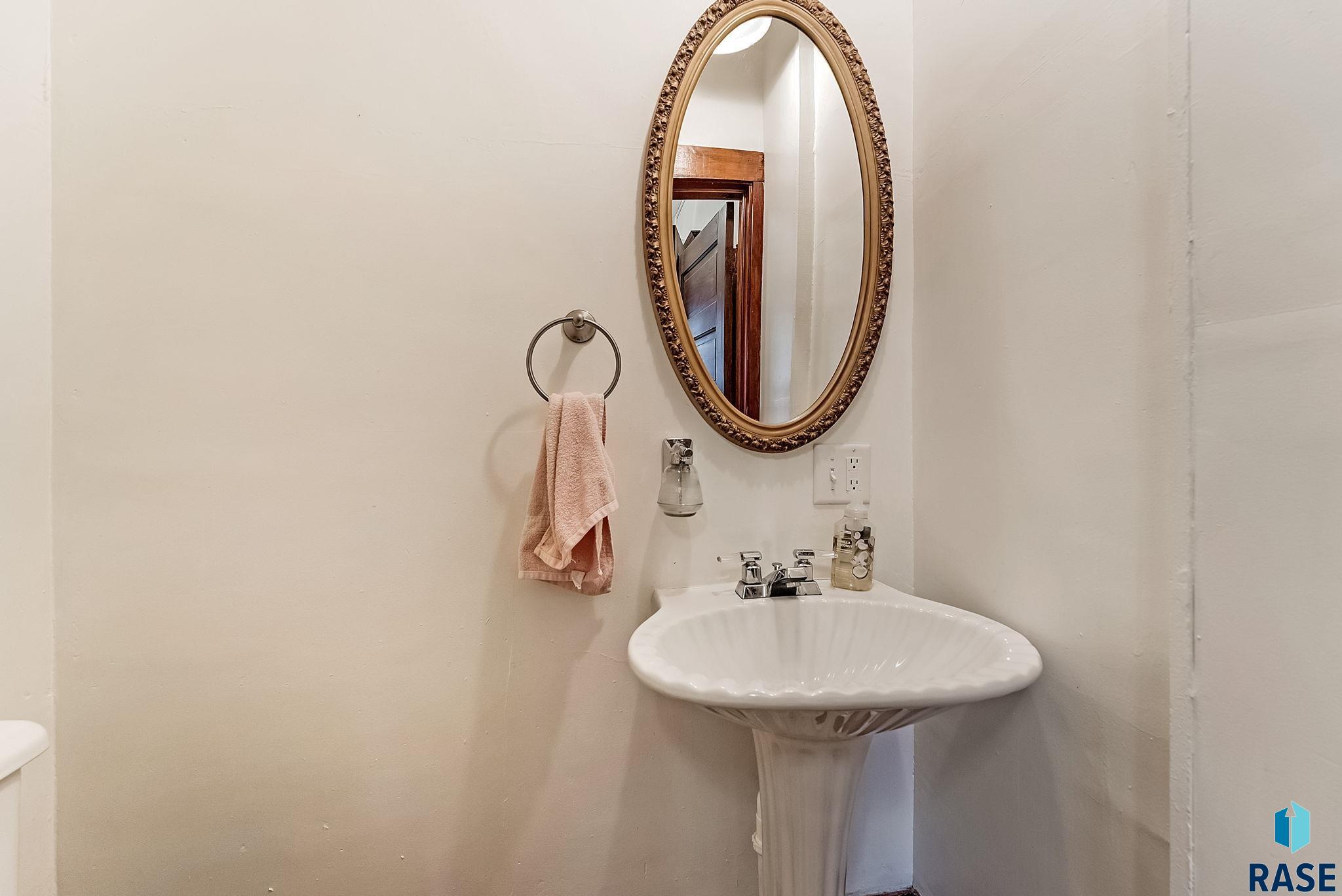 Sioux Falls, South Dakota 57103, United States, 3 Bedrooms Bedrooms, ,2 BathroomsBathrooms,Residential,Active,242402