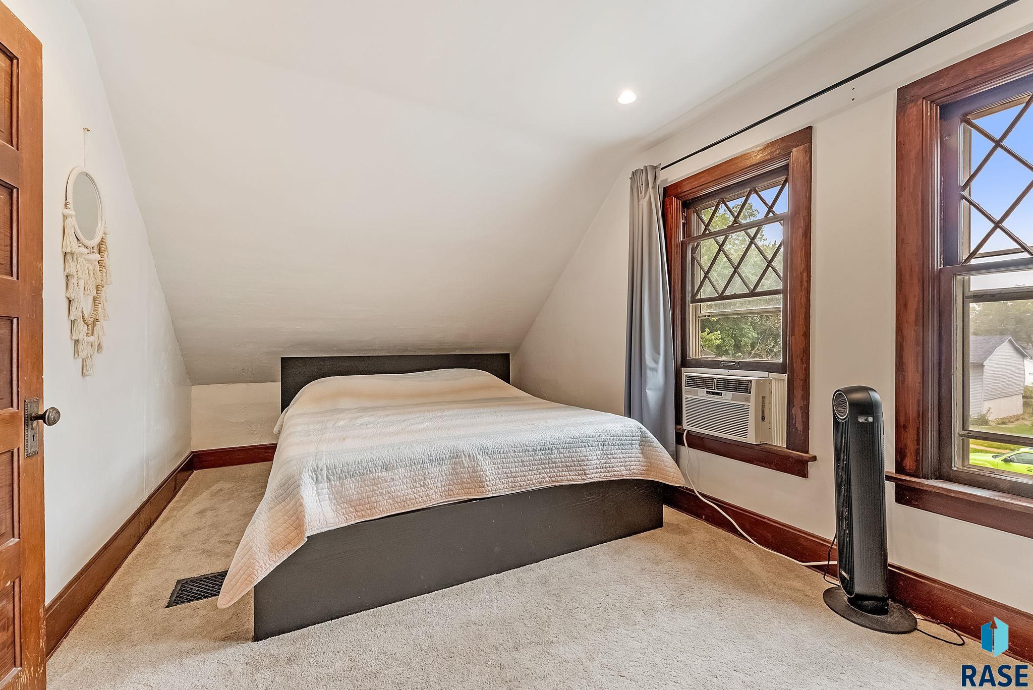 Sioux Falls, South Dakota 57103, United States, 3 Bedrooms Bedrooms, ,2 BathroomsBathrooms,Residential,Active,242402