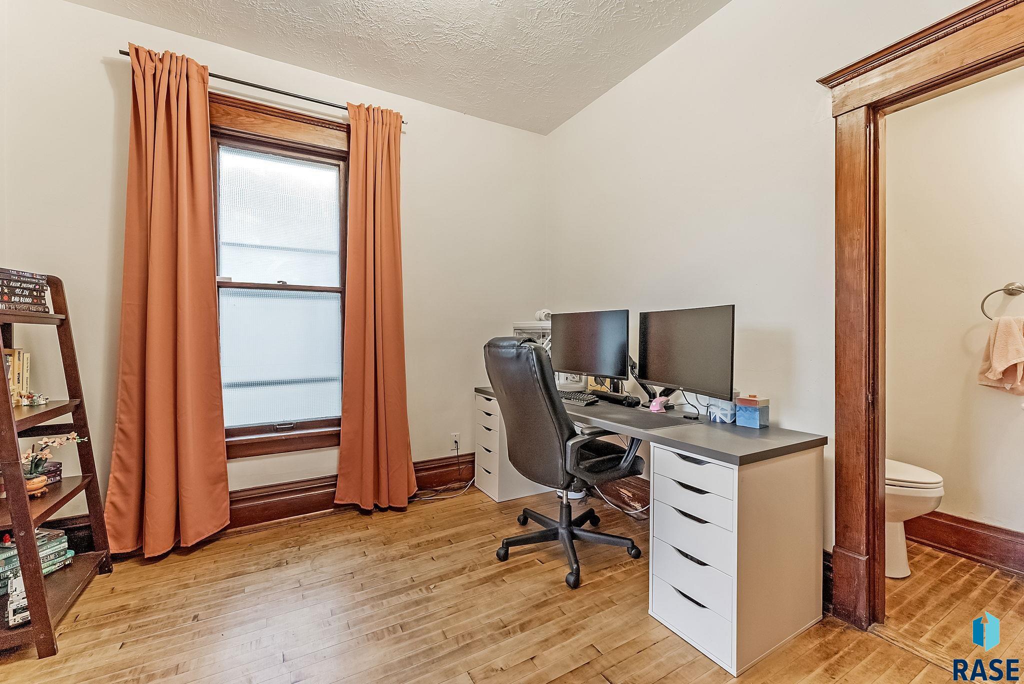 Sioux Falls, South Dakota 57103, United States, 3 Bedrooms Bedrooms, ,2 BathroomsBathrooms,Residential,Active,242402