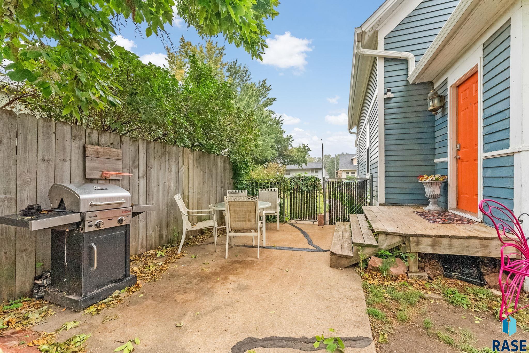 Sioux Falls, South Dakota 57103, United States, 3 Bedrooms Bedrooms, ,2 BathroomsBathrooms,Residential,Active,242402