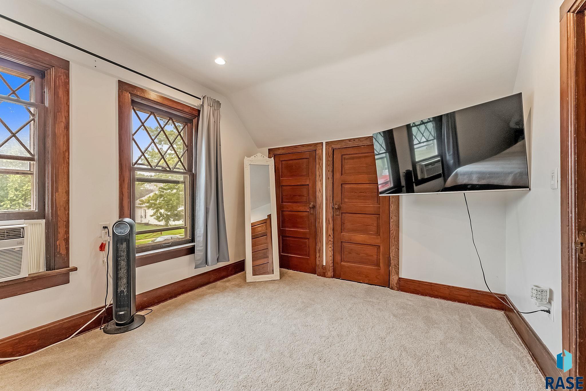 Sioux Falls, South Dakota 57103, United States, 3 Bedrooms Bedrooms, ,2 BathroomsBathrooms,Residential,Active,242402