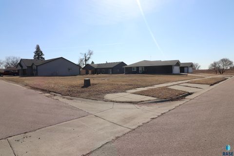Photo of 4501 W Graceland Pl, Sioux Falls, SD 57106 (MLS # 22602655)