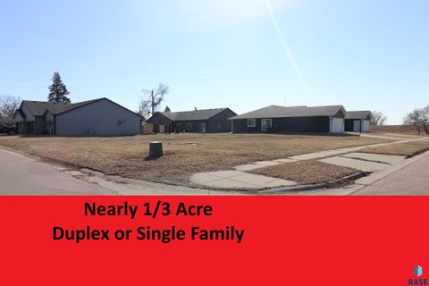 Photo of 4501 W Graceland Pl, Sioux Falls, SD 57106 (MLS # 22602655)