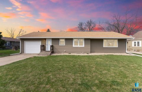 Photo of 308 W Hemlock St, Beresford, SD 57004 (MLS # 22602548)