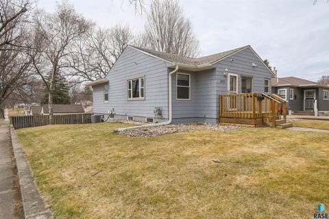 Photo of 1933 S Euclid Ave, Sioux Falls, SD 57105 (MLS # 22602480)