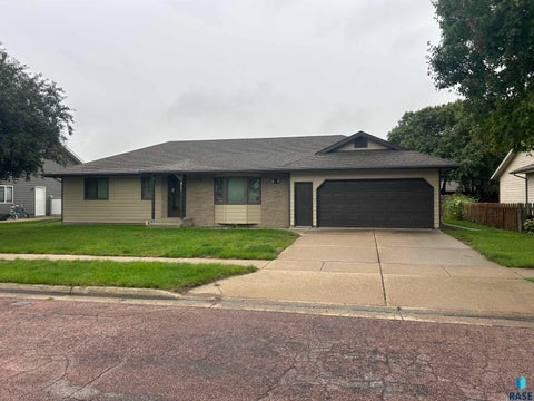 Photo of 811 James Pl, Yankton, SD 57078 (MLS # 22607373)