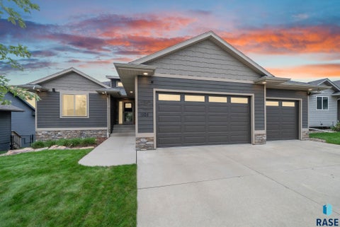 Homes For Sale - 1104 N Archer Drive<br/> Sioux Falls, SD 57103
