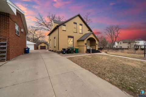 Photo of 801 S 1st Ave, Sioux Falls, SD 57104 (MLS # 22602192)