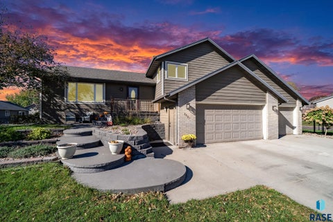 Photo of 2801 S Alpine Ave, Sioux Falls, SD 57110 (MLS # 22608012)