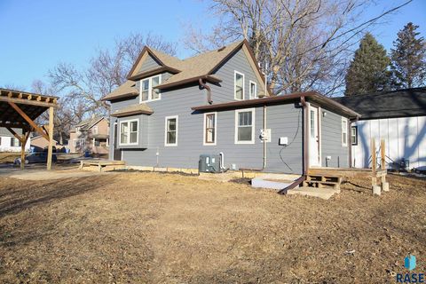 Photo of 1914 S Duluth Ave, Sioux Falls, SD 57105 (MLS # 22602504)