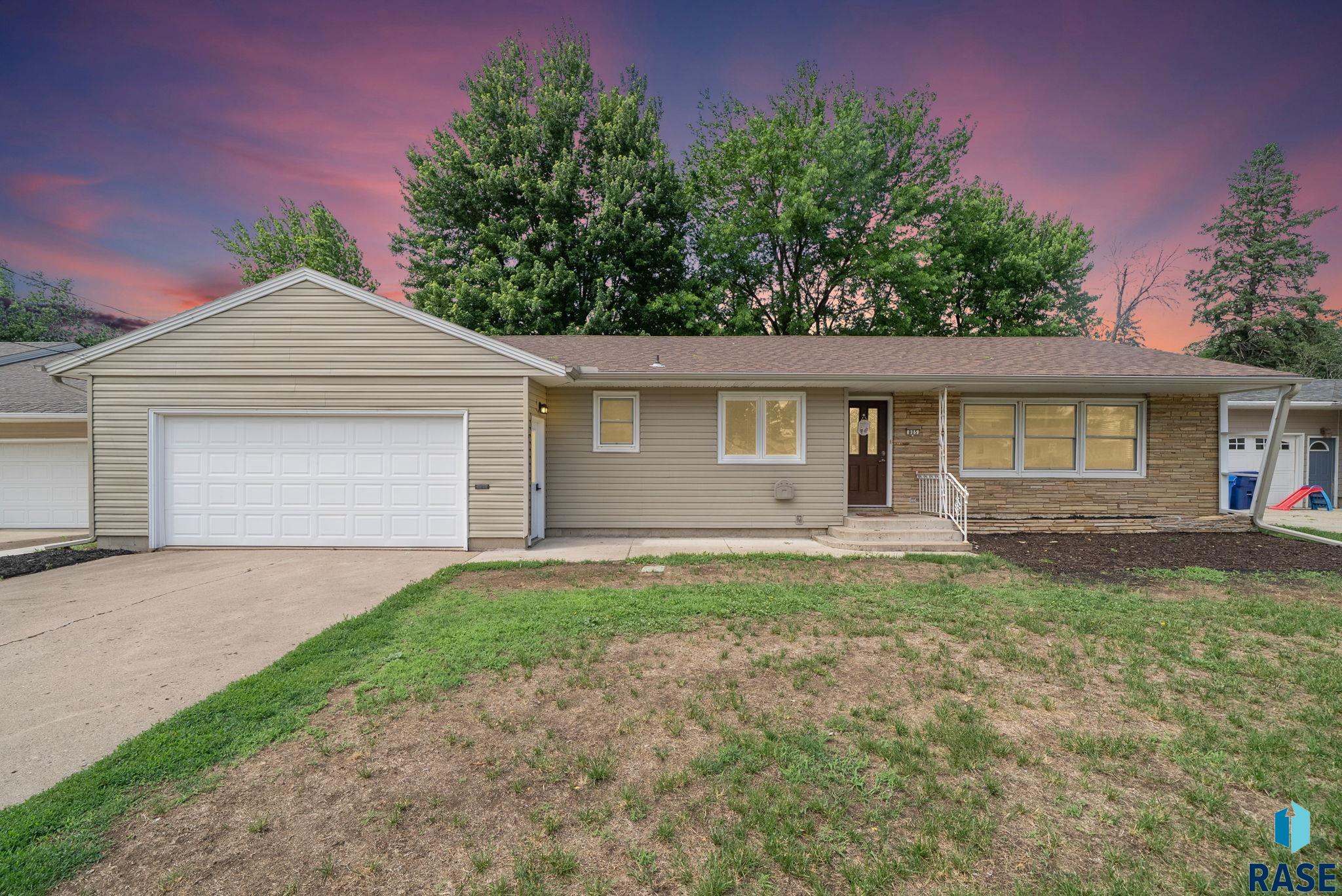 Photo 1 of 36 — 805 N Dakota St, Canton, SD 57013