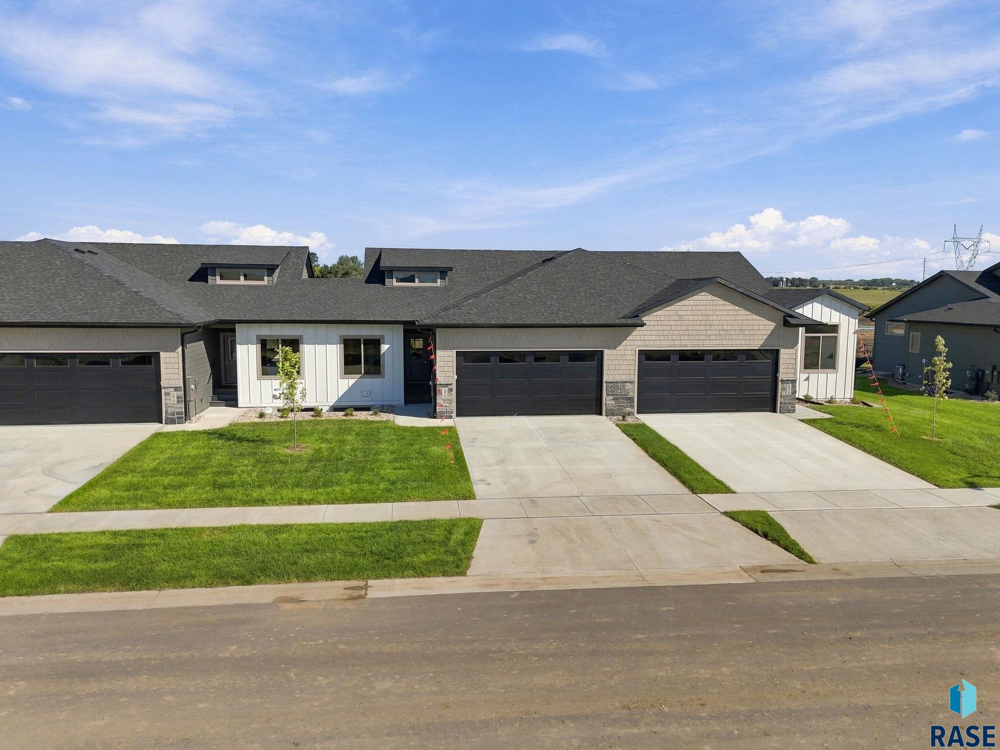 2814 E Hazelnut St