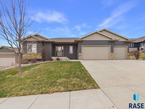 Photo of 713 N Garnet Cir, Brandon, SD 57005 (MLS # 22602119)
