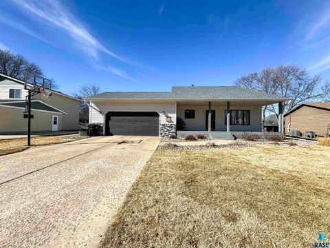 Photo of 2209 S Dover Dr, Sioux Falls, SD 57106 (MLS # 22601667)