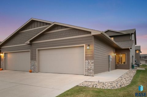 Photo of 5701 S Bounty Pl Place, Sioux Falls, SD 57108 (MLS # 22508466)