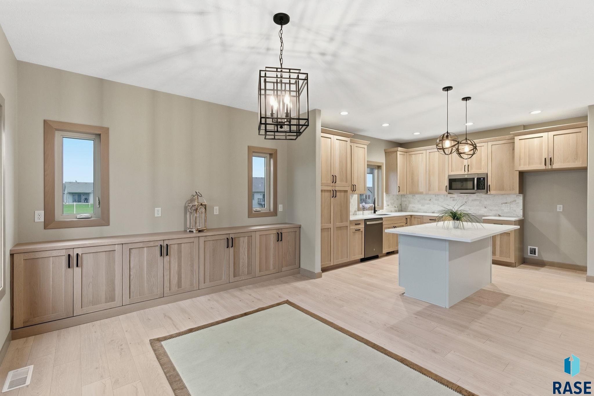 2401 E Joshua Cir