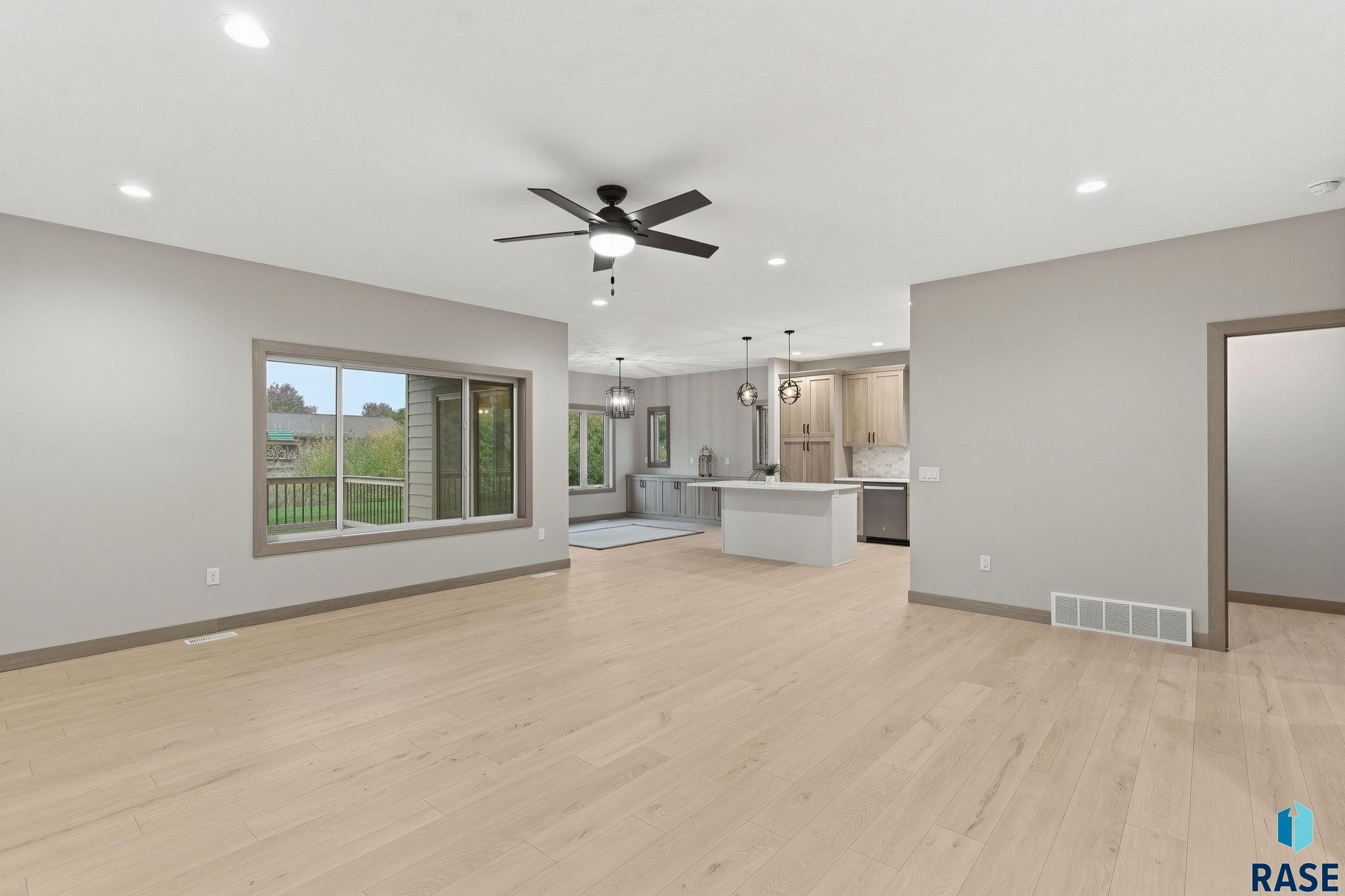 2401 E Joshua Cir