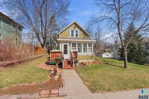 Homes For Sale - 306 E 7th Street<br/> Dell Rapids, SD 57022