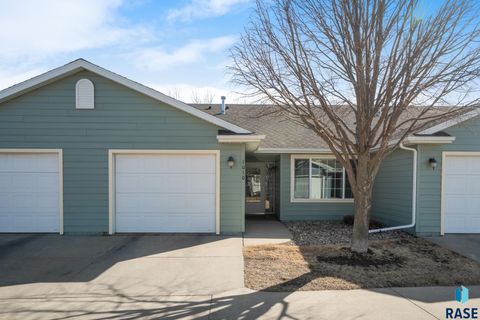 Photo of 1010 N Crape Pl, Sioux Falls, SD 57107 (MLS # 22602023)