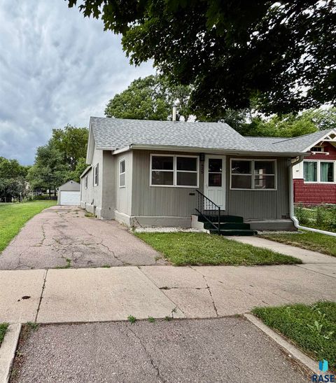 Homes For Sale - 425 N Menlo Avenue<br/> Sioux Falls, SD 57104