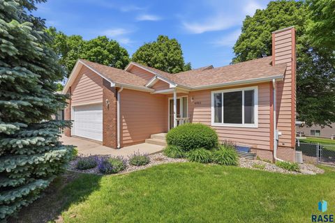 Photo of 4901 S Shamrock Cir, Sioux Falls, SD 57106 (MLS # 22603779)