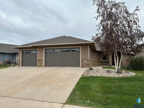 Photo of 700 E Shadow Creek Ln Lane, Sioux Falls, SD 57108 (MLS # 22508041)