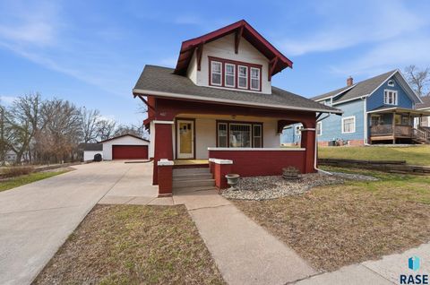 Homes For Sale - 407 E 6th Street<br/> Dell Rapids, SD 57022