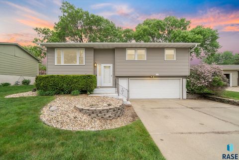 Photo of 805 S Rohl Dr, Sioux Falls, SD 57103 (MLS # 22603549)