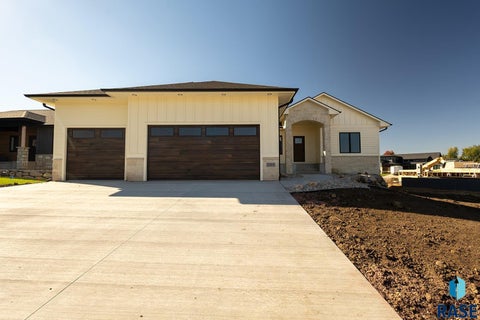 Photo of 2105 S Red Oak Ave, Sioux Falls, SD 57110 (MLS # 22608030)