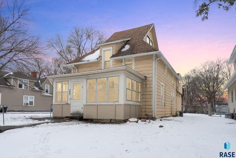 Photo of 611 N Walts Ave, Sioux Falls, SD 57104 (MLS # 22601393)