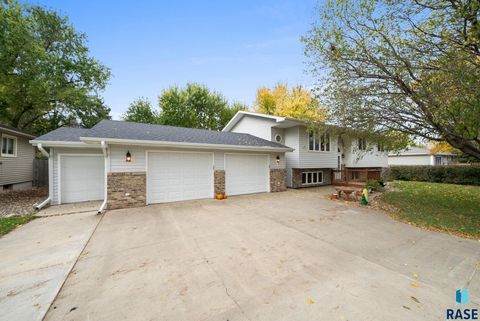 Photo of 7407 N Cliff Ave Avenue, Sioux Falls, SD 57104 (MLS # 22508044)
