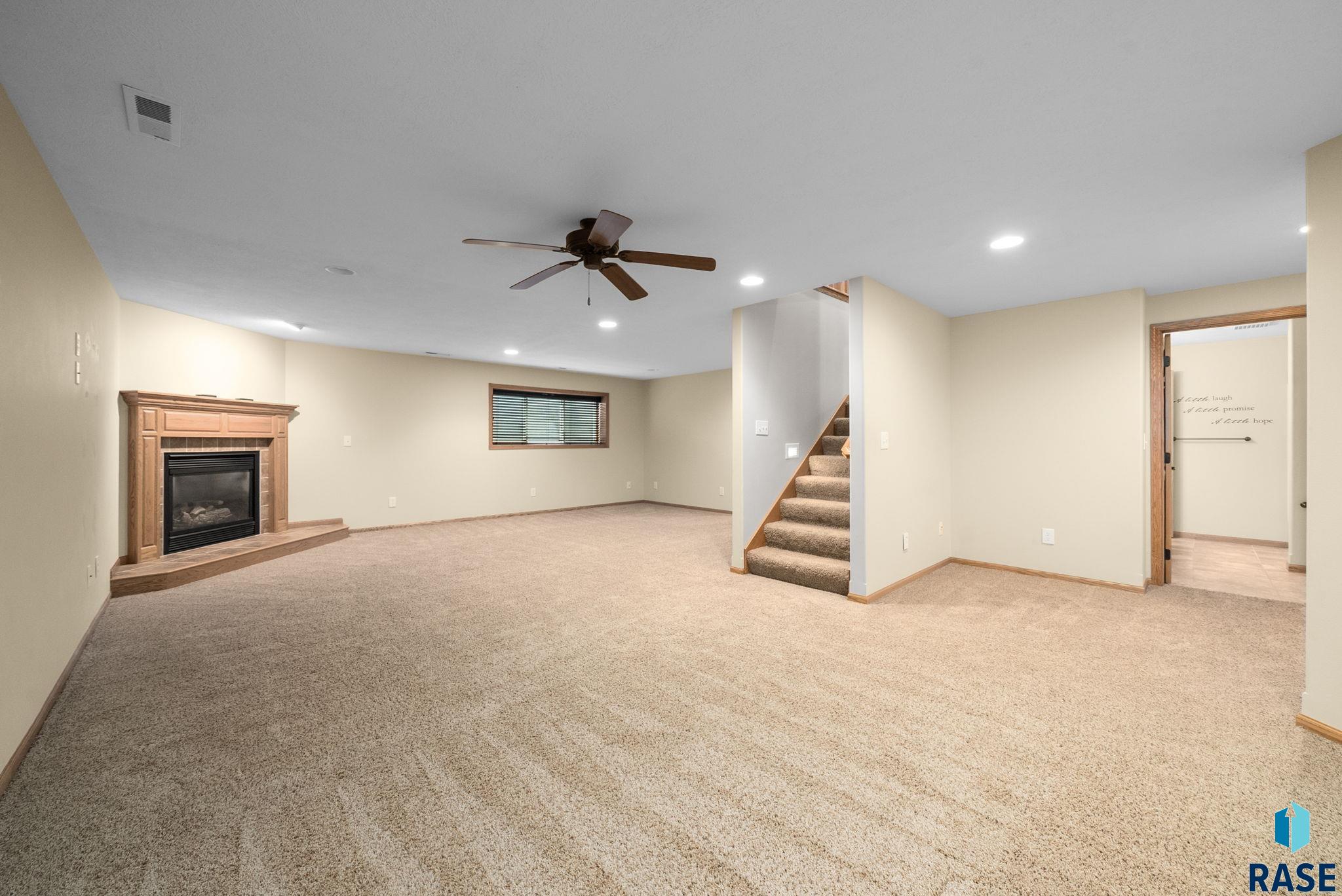 Sioux Falls, South Dakota 57108, United States, 3 Bedrooms Bedrooms, ,3 BathroomsBathrooms,Residential,Active,235602