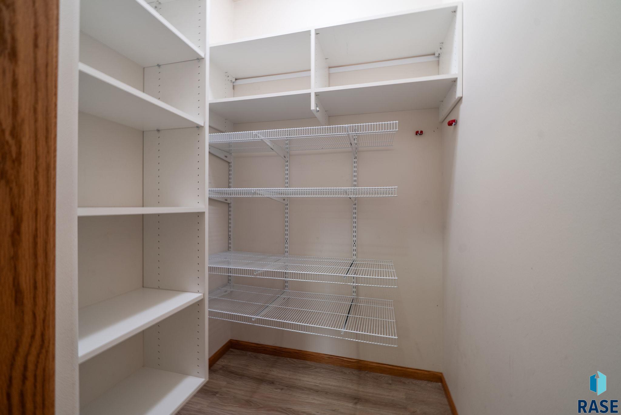 Sioux Falls, South Dakota 57108, United States, 3 Bedrooms Bedrooms, ,3 BathroomsBathrooms,Residential,Active,235602