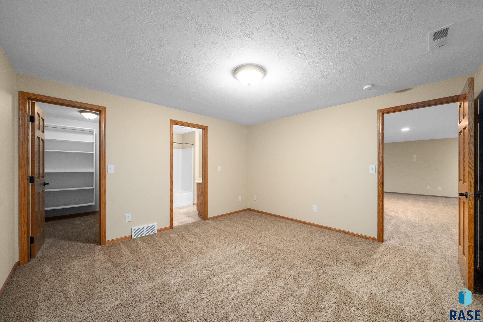 Sioux Falls, South Dakota 57108, United States, 3 Bedrooms Bedrooms, ,3 BathroomsBathrooms,Residential,Active,235602